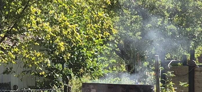 Rauchschwaden durch nicht angemeldetes Feuer in Feuertonne