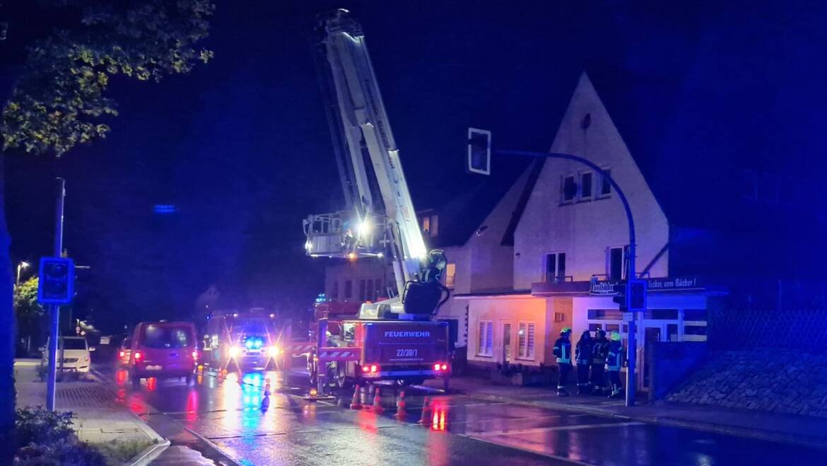 Fahrender Bagger oder auf Tieflader verlastet beschädigt Ampelanlage an der Lenner Straße