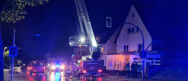 Fahrender Bagger oder auf Tieflader verlastet beschädigt Ampelanlage an der Lenner Straße