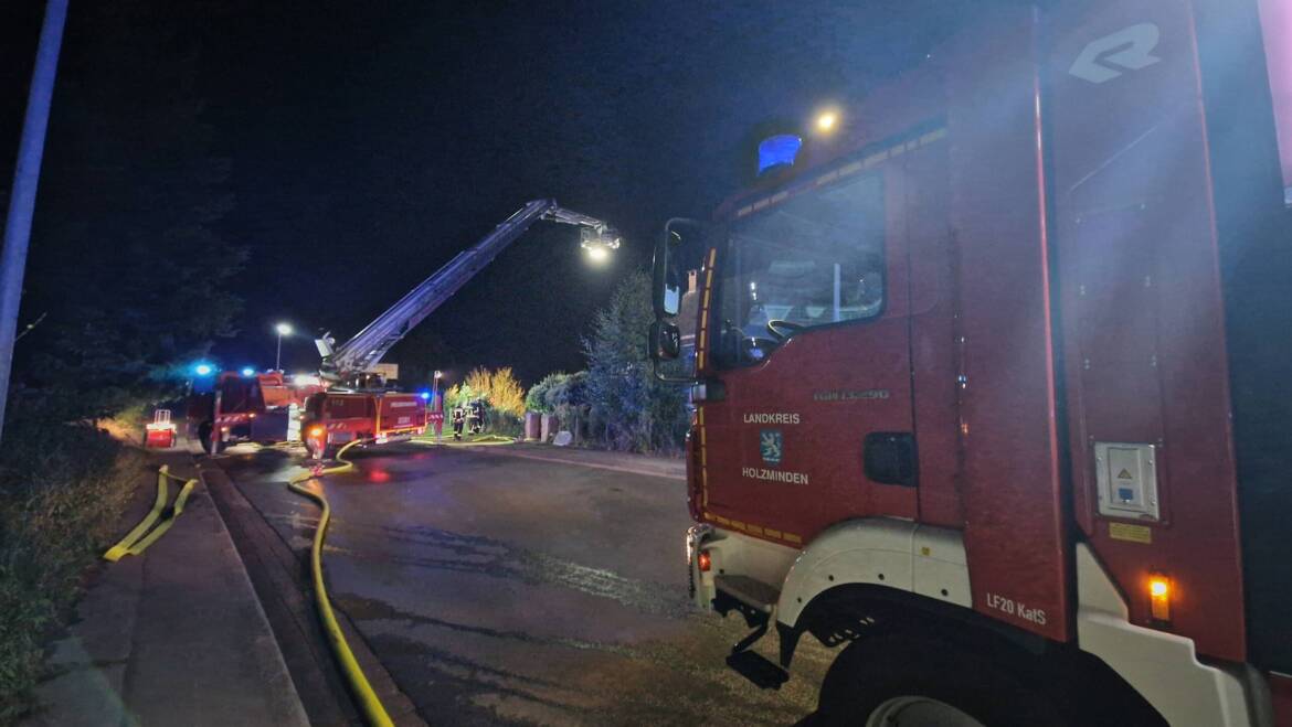 Feuerwehr verhindert Brandausbreitung bei einem Schuppenbrand auf das Wohnhaus. Einsatz in Scharfoldendorf
