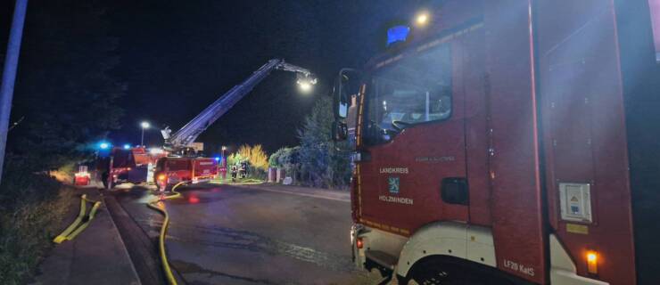 Feuerwehr verhindert Brandausbreitung bei einem Schuppenbrand auf das Wohnhaus. Einsatz in Scharfoldendorf