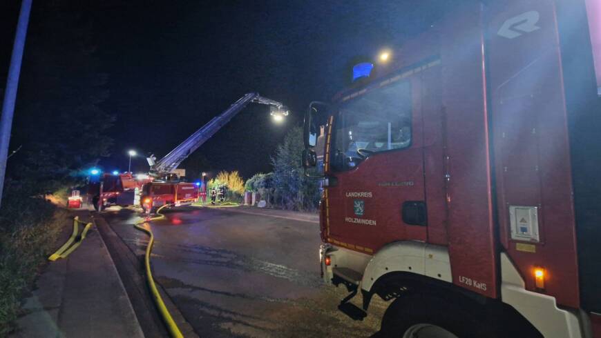 Feuerwehr verhindert Brandausbreitung bei einem Schuppenbrand auf das Wohnhaus. Einsatz in Scharfoldendorf