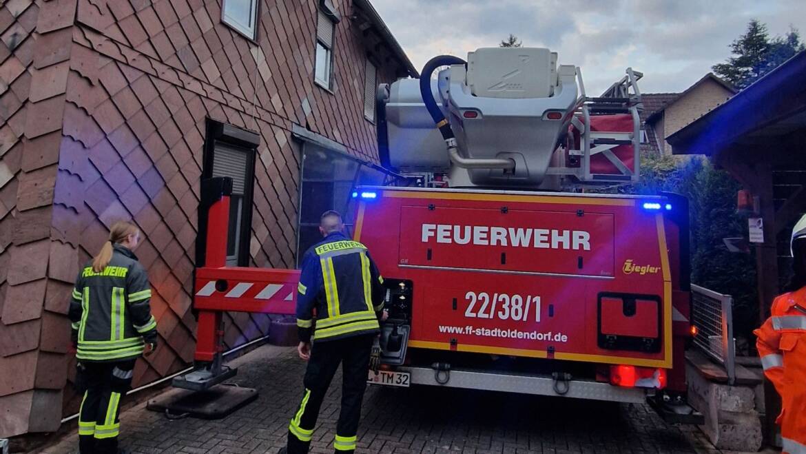 Trageunterstützung mit Hubrettungsfahrzeug in Negenborn