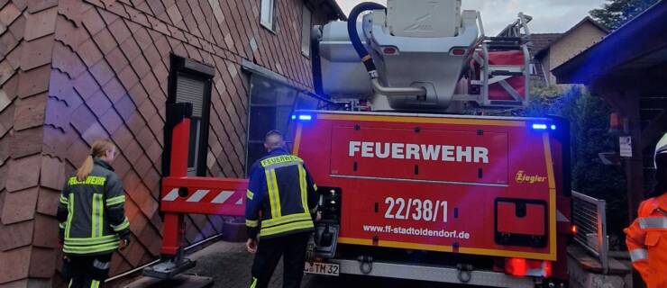 Trageunterstützung mit Hubrettungsfahrzeug in Negenborn