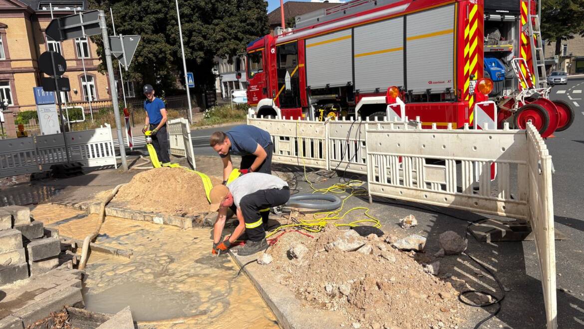 Wasserrohrbruch an der Baustelle Deenser Straße sorgt für stundenlangen Einsatz der Feuerwehr