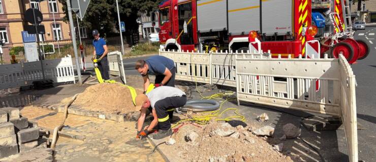 Wasserrohrbruch an der Baustelle Deenser Straße sorgt für stundenlangen Einsatz der Feuerwehr