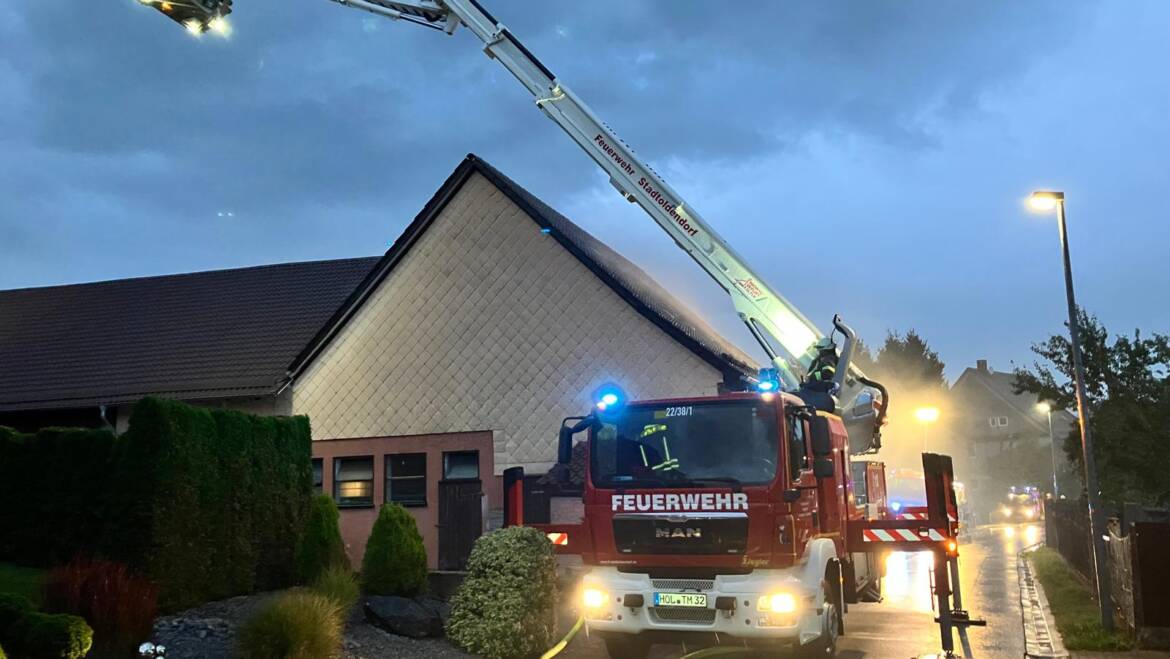 Alarmübung in Linnenkamp. Brennt Scheune im Ortsgebiet.  Mehrere Personen vermisst.