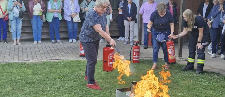Lenner Landfrauenverein zur Brandschutzaufklärung bei der Ortsfeuerwehr Stadtoldendorf