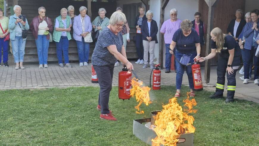 Lenner Landfrauenverein zur Brandschutzaufklärung bei der Ortsfeuerwehr Stadtoldendorf