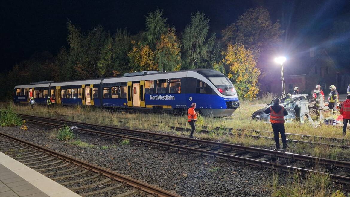 Fahrzeug kollidiert mit Zug. Letzte Zugübung in 2025 für die Wehren aus Lenne und Stadtoldendorf