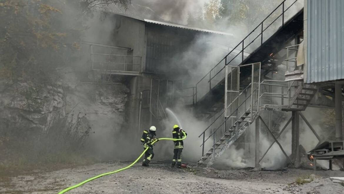Rauchentwicklung im Steinbruch: Brandausbruch an Brechanlage und Förderband