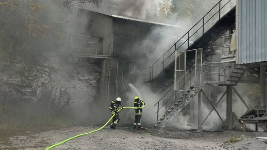 Rauchentwicklung im Steinbruch: Brandausbruch an Brechanlage und Förderband