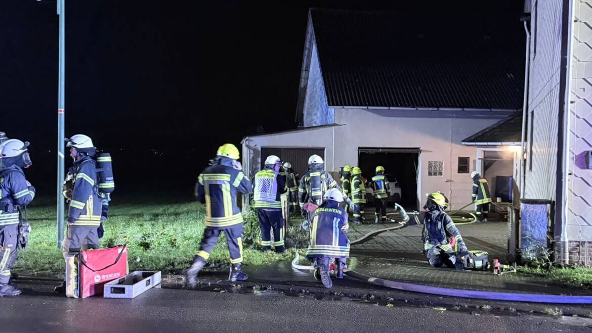 „Feuer 2-Wohnung“ in Braak. Brennt Unrat in Heizungs- und Werkstattraum