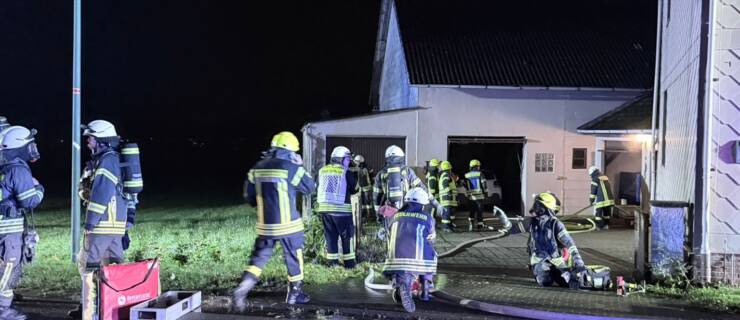 „Feuer 2-Wohnung“ in Braak. Brennt Unrat in Heizungs- und Werkstattraum