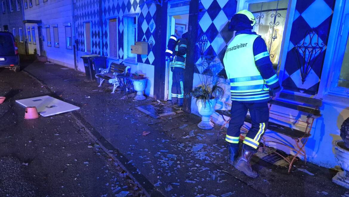 Feuerwehreinsatz nach gezündetem Böller am Wohnhaus