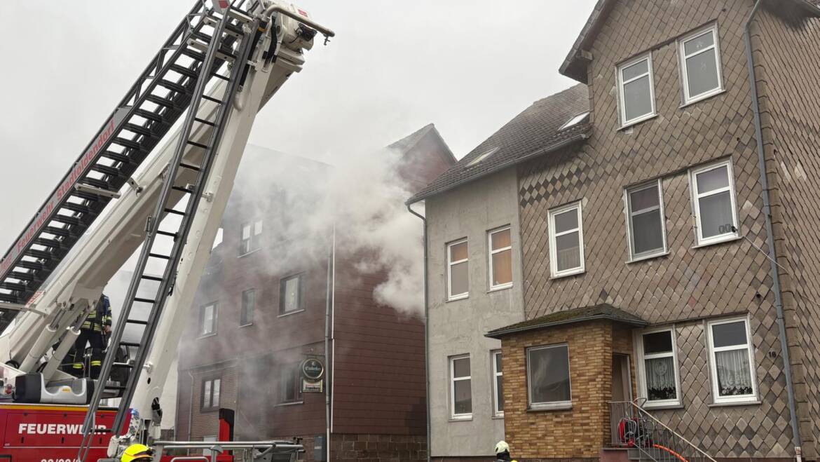 Feuer3. Wohnhausbrand in Eschershausen. Zwei Personen werden aus dem Haus gerettet.