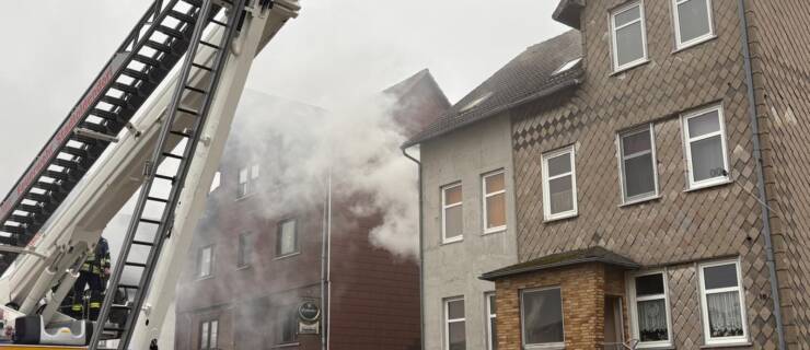 Feuer3. Wohnhausbrand in Eschershausen. Zwei Personen werden aus dem Haus gerettet.