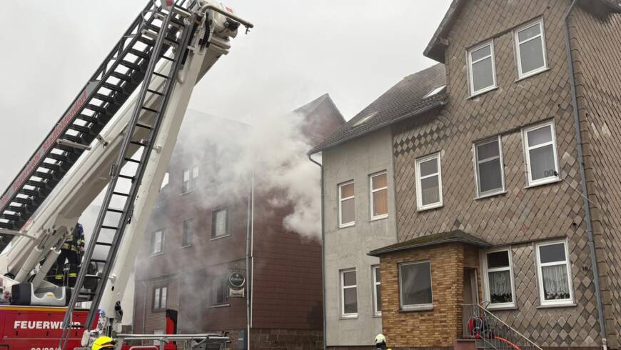 Feuer3. Wohnhausbrand in Eschershausen. Zwei Personen werden aus dem Haus gerettet.