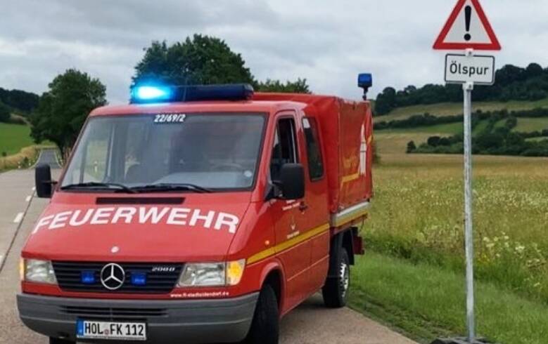 Einsammeln Ölwarnschilder nach Ölspur in Stadtoldendorf