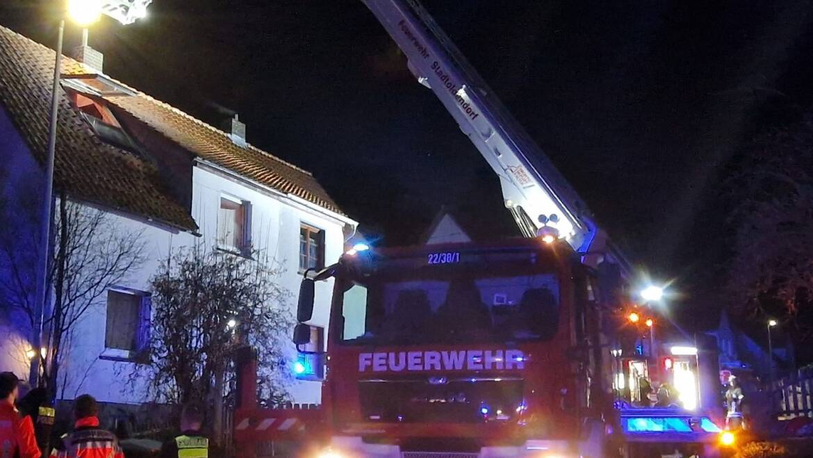 Feuer Schornstein in Eschershausen. Teleskopgelenkmast zur Unterstützung im nächtlichen Einsatz