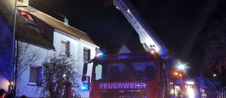 Feuer Schornstein in Eschershausen. Teleskopgelenkmast zur Unterstützung im nächtlichen Einsatz