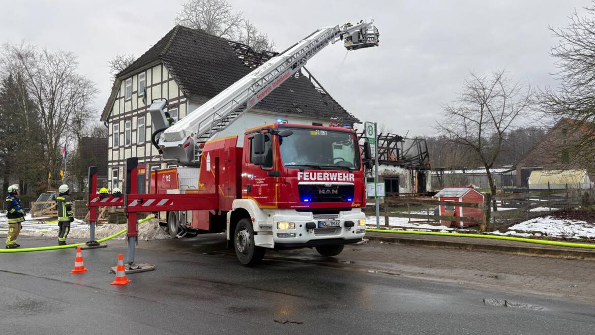 Wohnhausbrand im Dasseler Ortsteil Relliehausen. Teleskopgelenkmastbühne zum nachbarschaftlichem Einsatz