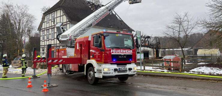 Wohnhausbrand im Dasseler Ortsteil Relliehausen. Teleskopgelenkmastbühne zum nachbarschaftlichem Einsatz