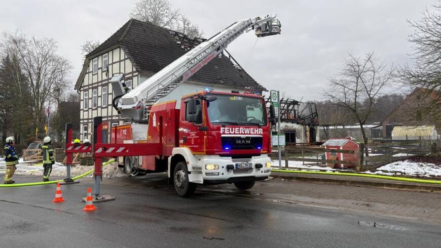 Wohnhausbrand im Dasseler Ortsteil Relliehausen. Teleskopgelenkmastbühne zum nachbarschaftlichem Einsatz