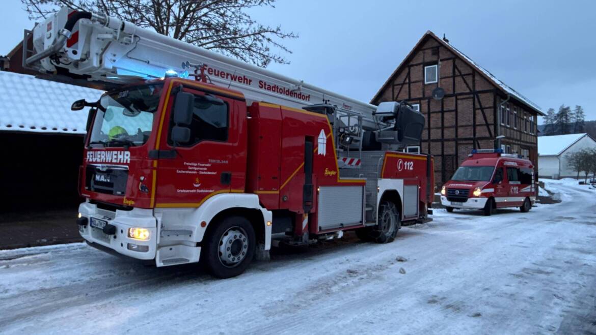 „Feuer3 Dachstuhl“ in Eimen stellt nicht nur als Schornsteinbrand heraus.