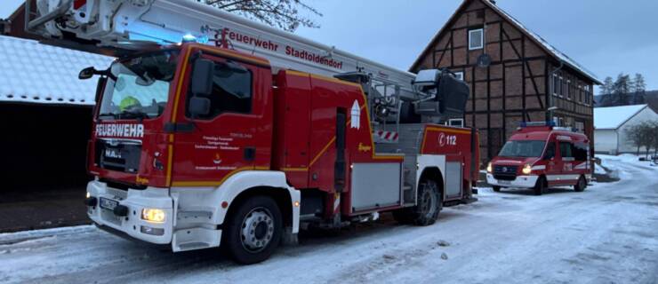 „Feuer3 Dachstuhl“ in Eimen stellt nicht nur als Schornsteinbrand heraus.