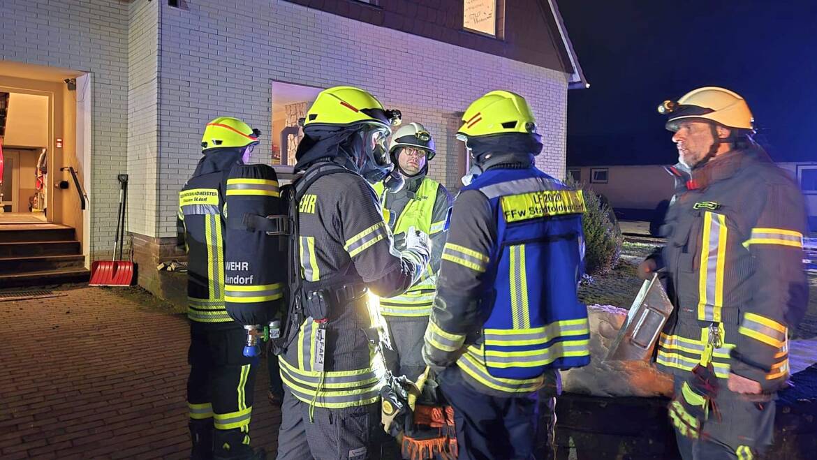 Mehrere Gasmelder in Mehrfamilienhaus schlagen Alarm