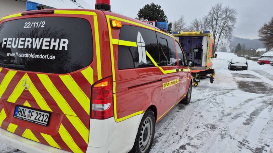 Feuerwehr unterstützt bei Tragehilfe für den Rettungsdienst