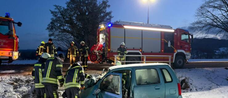 Eingeklemmte Person nach Verkehrsunfall