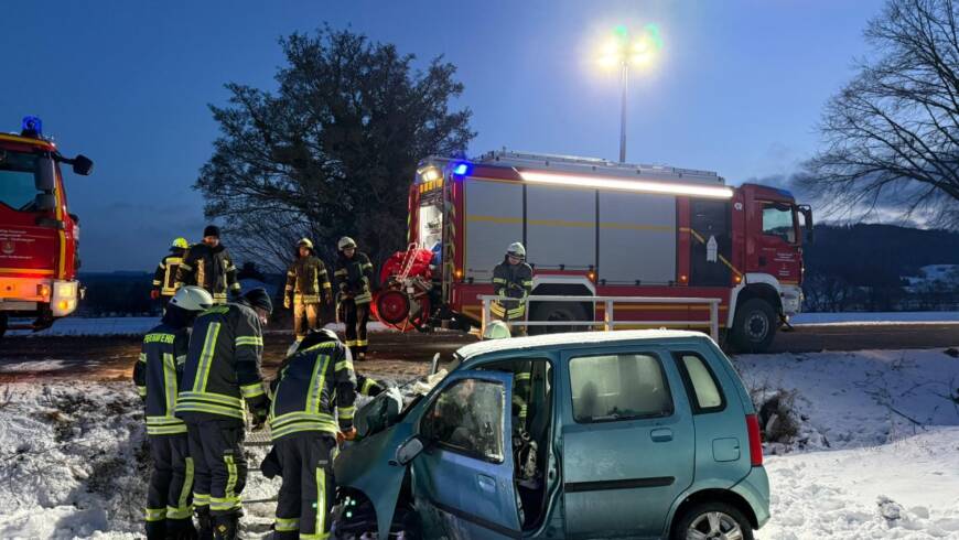 Eingeklemmte Person nach Verkehrsunfall