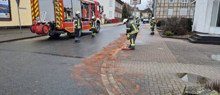 Ölspur auf der Eberbachstraße in Stadtoldendorf
