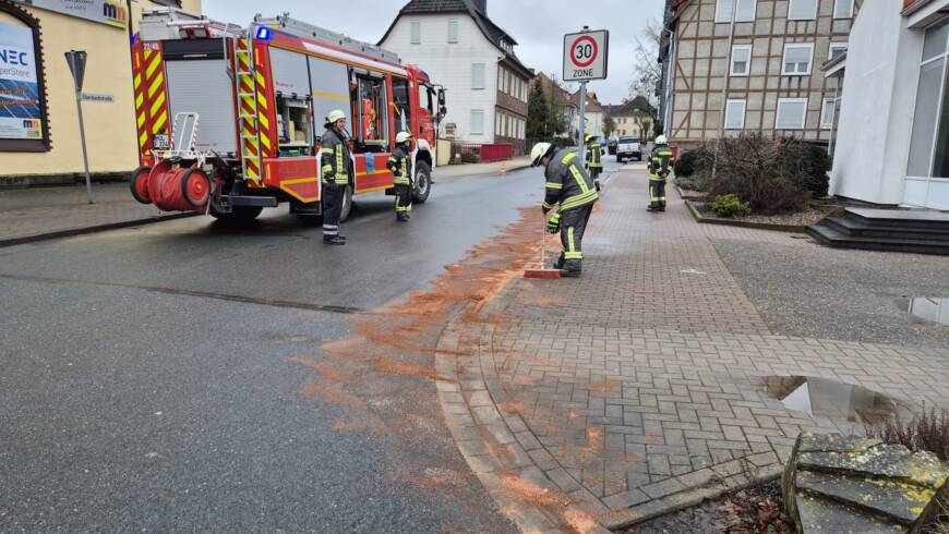 Ölspur auf der Eberbachstraße in Stadtoldendorf