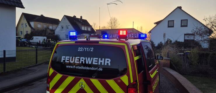 Feuer Gartenhütte in Deensen. Großaufgebot auf dem Weg zur Einsatzstelle