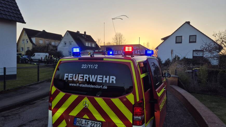 Feuer Gartenhütte in Deensen. Großaufgebot auf dem Weg zur Einsatzstelle