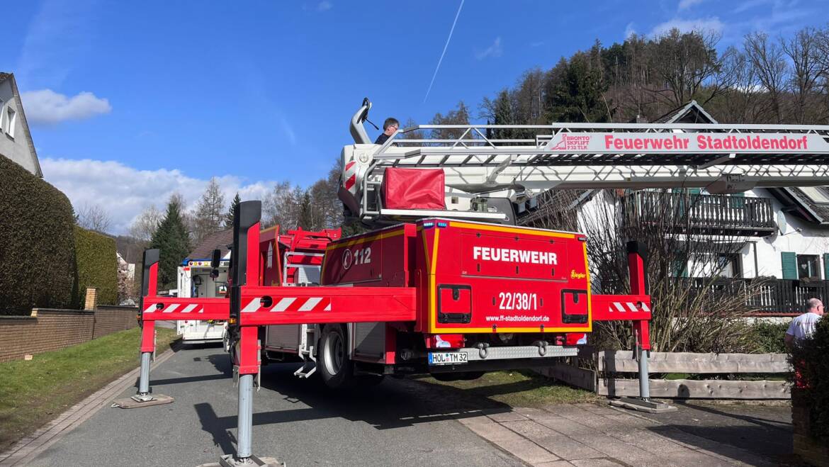 Einsatz mit Hubrettungsfahrzeug in Nachbargemeinde. Unterstützung Rettungsdienst