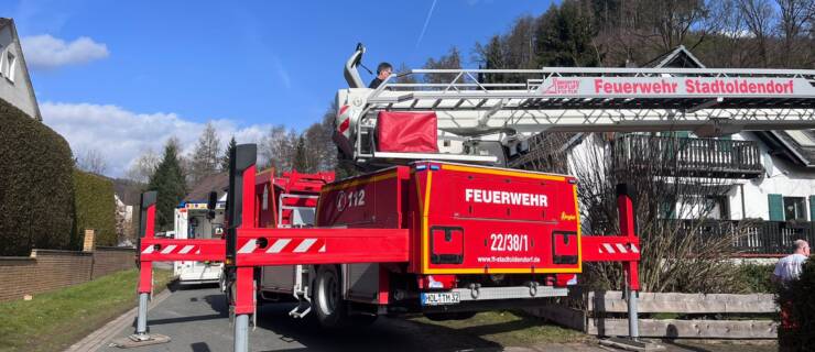Einsatz mit Hubrettungsfahrzeug in Nachbargemeinde. Unterstützung Rettungsdienst