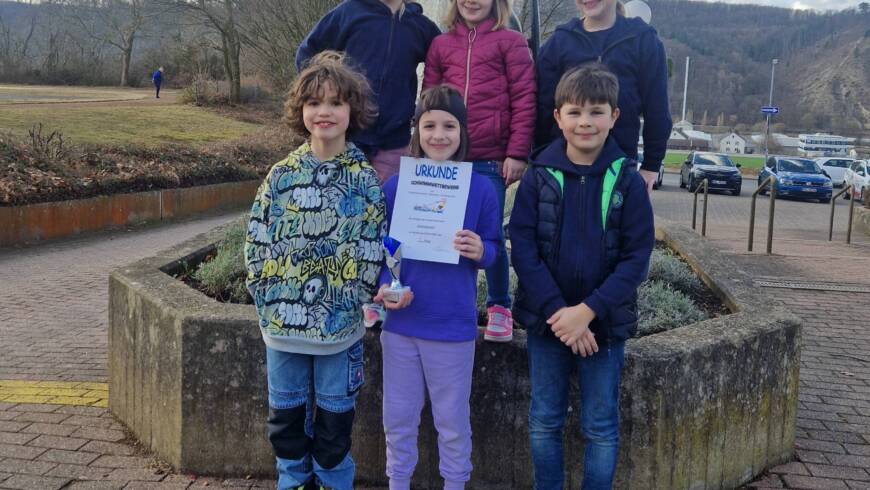 Schwimmwettbewerbe des Feuerwehrnachwuchs in Bodenwerder.  Strolche holen Pokal für den 3.Platz