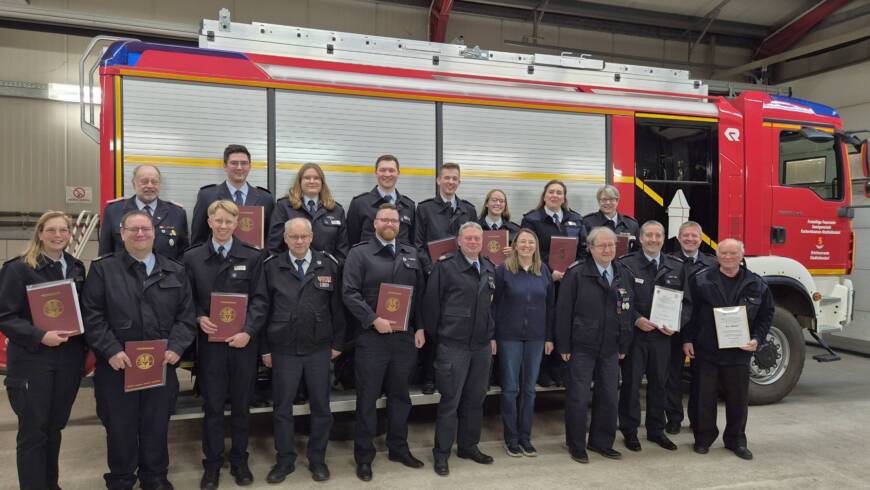 Jahreshauptversammlung der Feuerwehr Stadtoldendorf: Führungswechsel, Ehrungen und eindrucksvolle Bilanz