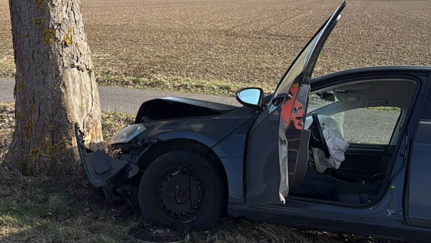 3. Alarmierung hatte es in der Meldung in sich:  Verkehrsunfall mit einem PKW. Die Person soll noch eingeklemmt sein.