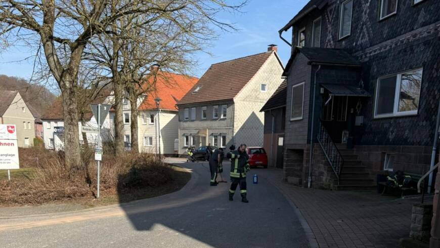 Drei Alarmierung in einer Stunde: Ortsfeuerwehren Lenne und Stadtoldendorf zur  Ölspur in Lenne