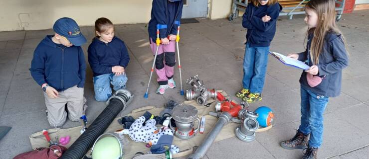 Strolche der Kinderfeuerwehr entdecken die Welt der Feuerwehrtechnik