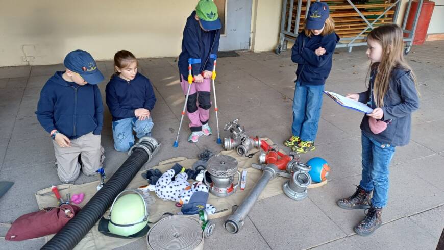 Strolche der Kinderfeuerwehr entdecken die Welt der Feuerwehrtechnik
