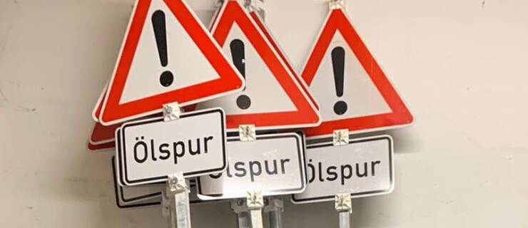 Einsammeln von Ölwarnschilder nach Benzinspur in Lenne