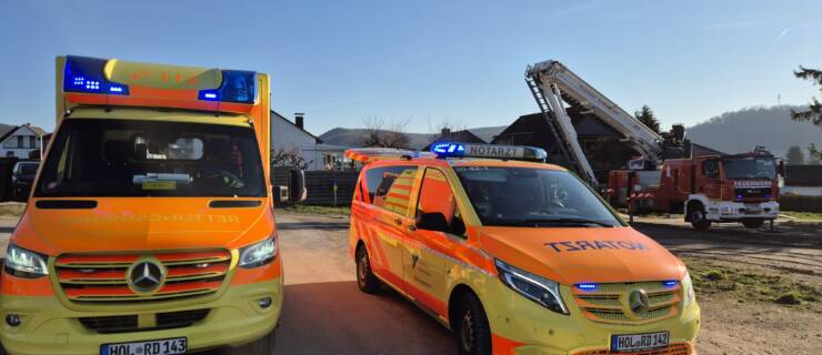 Mit Teleskopgelenkmast aus 1. OG: Unterstützung für den Rettungsdienst