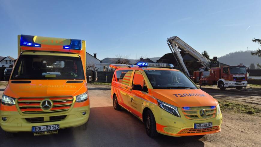 Mit Teleskopgelenkmast aus 1. OG: Unterstützung für den Rettungsdienst