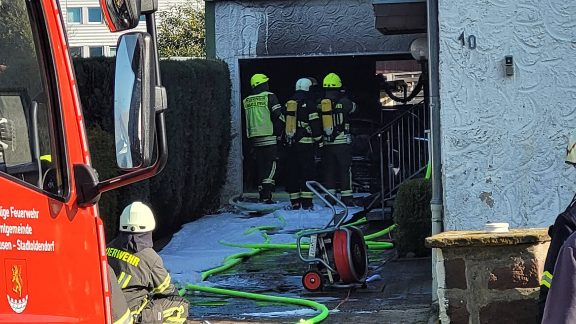 Unterstützung bei Garagen- und PKW-Brand in Eschershausen